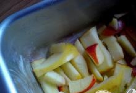 1. Этап. Коктейль Яблочный шейк: 2. Яблоки и бананы помыть, отряхнуть от лишней воды. Из яблок извлечь сердцевину, бананы очистить. Порезать фрукты на кусочки.