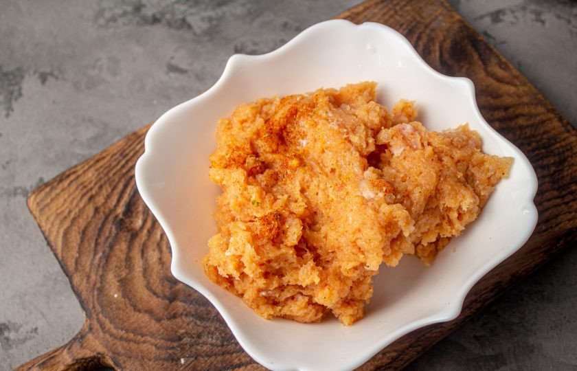 1. Этап. Наггетсы в духовке без масла: Измельчите курицу в фарш.