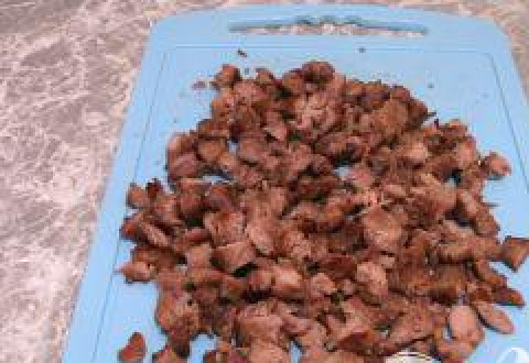 1. Этап. Салат Калейдоскоп: Так же нарезать мясо. Разложить ингредиенты на блюде не смешивая. Овощи и мясо по кругу, в центре зерна граната. Добавить майонез.