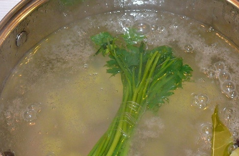 1. Этап. Вкусный борщ с тушенкой: 3. Добавьте немного ароматных специй, чтобы бульон был более насыщенным.