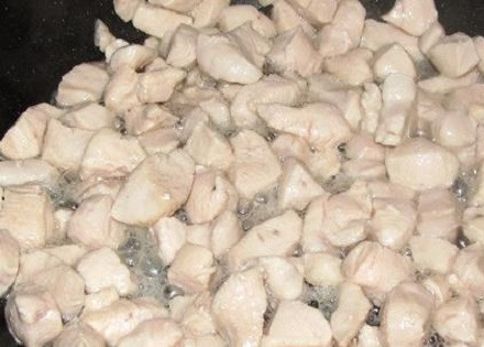 1. Этап. Закрытые тарталетки с курицей и грибами: Разогреваем сковороду с ложкой растительного масла, минут 5 обжариваем куриное мясо.