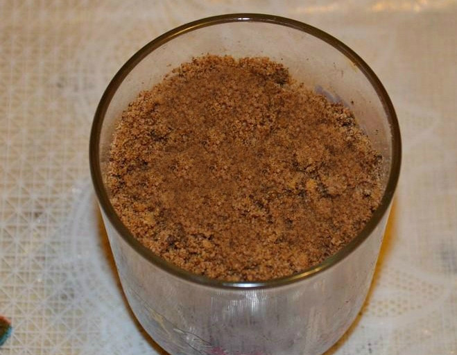 1. Этап. Детский торт с мишкой: Сразу скажу, что нам понадобится хороший мощный блендер. Если у вас его нет, воспользуйтесь кофемолкой. Если и с этим проблемы, то придется потрудиться и смолоть орехи вручную в ступке. Итак, берем грецкие орехи и те, которые вы захотите добавить в торт. Это может быть даже арахис. Рекомендую орешки обжарить на сковороде и пошелушить от шкурки. В блендере размалываю орехи вместе с двумя столовыми ложками какао.