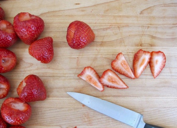 1. Этап. Клубничный сироп: 1. Промойте и очистите клубничку, вырежьте плодоножку. Порежьте на четыре дольки.