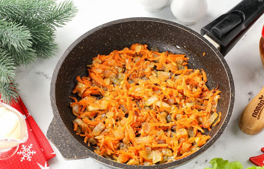 1. Этап. Рулет Новогодняя змея: Лук и морковь нарежьте произвольно и обжарьте до желаемой степени готовности.