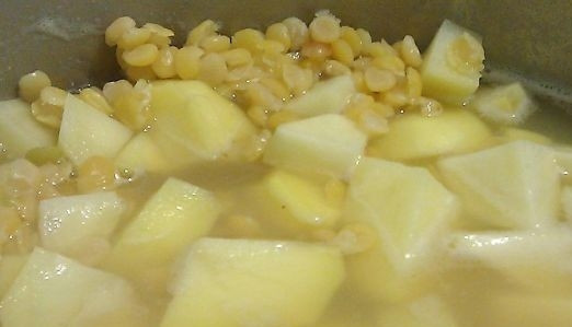 1. Этап. Гороховый суп для похудения: Теперь чистим картофель и нарезаем его кубиками со стороной около 2 сантиметров. Кладем его в кастрюлю к гороху.