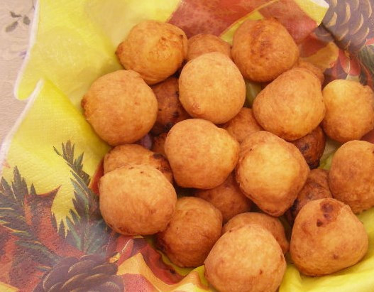 1. Этап. Творожные шарики, жареные в масле: Выложите готовые творожные шарики, жареные в масле, на бумажное полотенце, чтобы лишний жир стек. Приятного аппетита!