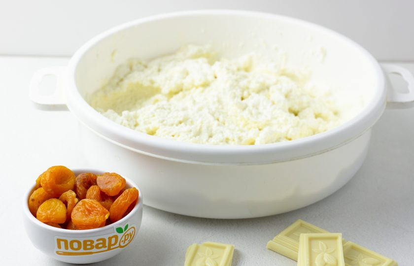 1. Этап. Творожная запеканка с шоколадом: Творог, ванилин, молоко, яйцо и манку взбейте блендером или тщательно разотрите толкушкой для картофельного пюре до однородной массы.