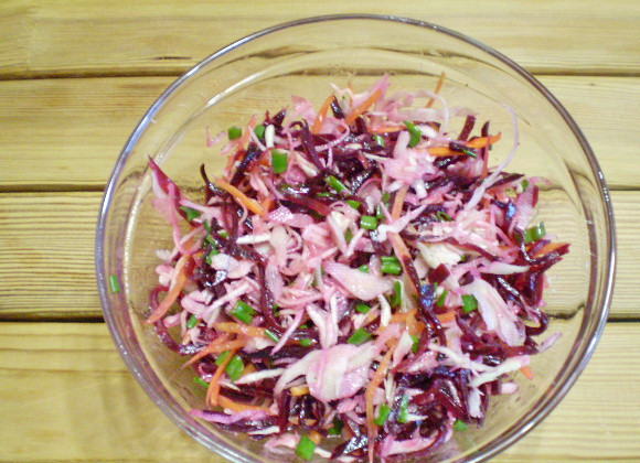 1. Этап. Салат Цветной: 8. Добавляем лук в салат.