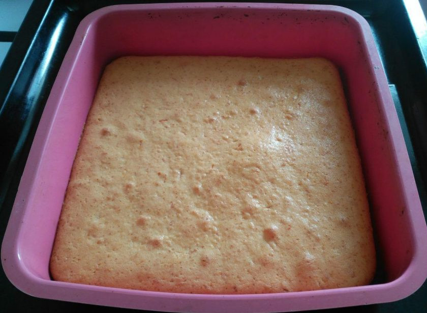 1. Этап. Пирожные Ламингтон, ароматизированные цедрой апельсина: Выньте из духового шкафа готовый масляный бисквит, остудите его.