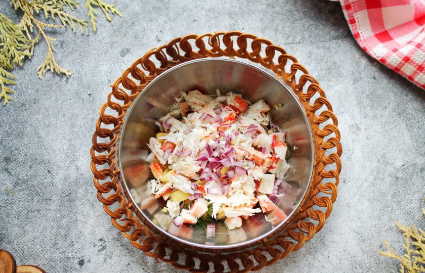 1. Этап. Салат с крабом и персиками: Добавьте мелко нарезанный красный лук.