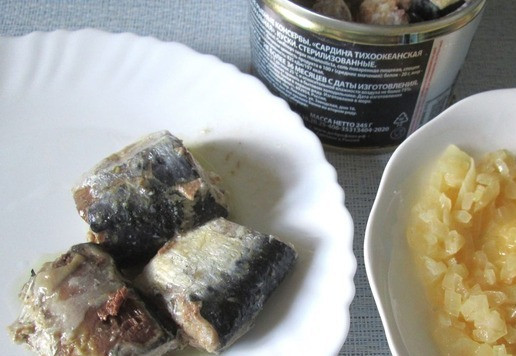 1. Этап. Сливочное масло с сардинами: Затем лук переложить со сковороды. Из банки достать 3 кусочка сардин, без масла.