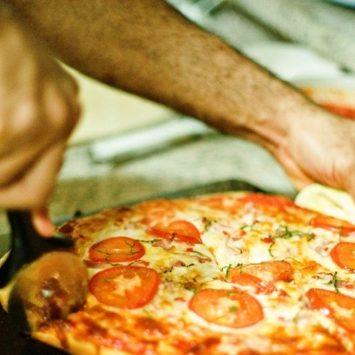 1. Этап. Итальянская пицца Маргарита: Ставим в разогретую до 230 градусов духовку и запекаем около 20 минут. Готовую пиццу достаем из духовки, сбрызгиваем оливковым маслом, нарезаем и немедленно подаем.