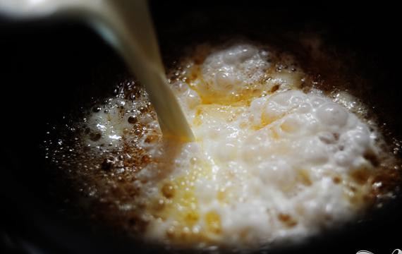 1. Этап. Шоколадные пирожные в глазури: 5. Добавить теплые сливки, сливочное масло и соль. Осторожно перемешать, пока смесь не станет однородной. Влить желатиновую смесь с водой и перемешать.