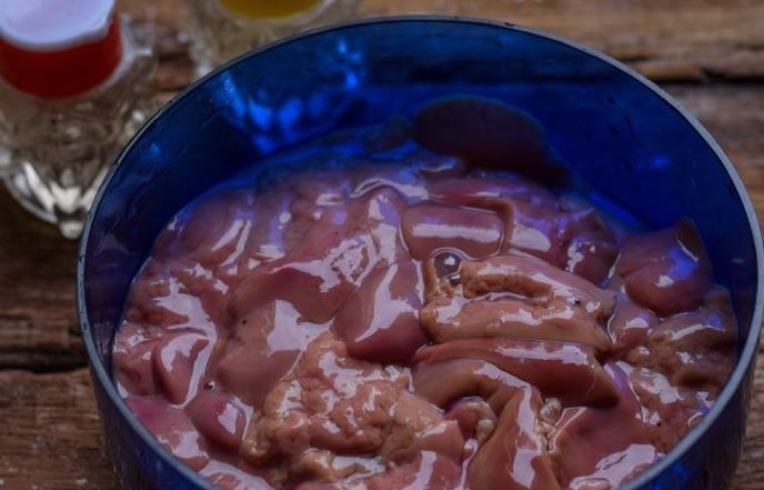 1. Этап. Тушеная печень индейки: Печень выложите в дуршлаг и промойте под проточной холодной водой. Затем дайте лишней жидкости стечь. Нарежьте печень на небольшие кусочки, зачистив ее от пленок.