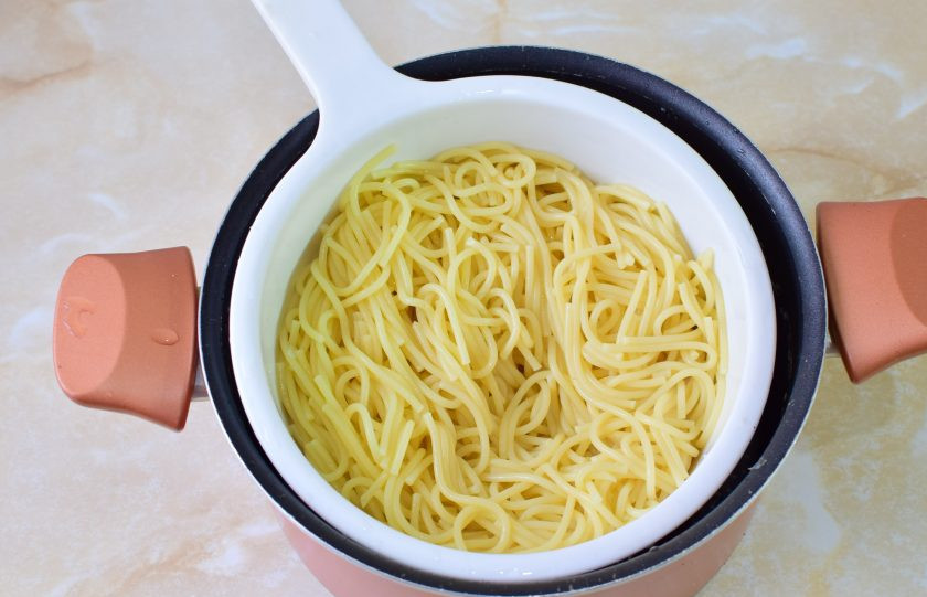 1. Этап. Спагетти по-болонски: К этому времени уже будут готовы спагетти. Откиньте их на дуршлаг и пролейте холодной водой.