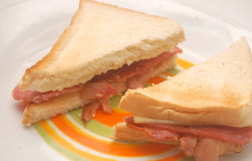 1. Этап. Сэндвич с беконом: Разрежьте сэндвич с беконом и подавайте к столу.