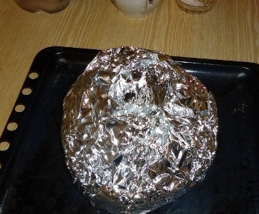 1. Этап. Хлеб с сыром в духовке: По краям будки хлеба лучше вставить деревянные зубочистки, чтобы они поддерживали купол из фольги - так фольга не будет прикасаться к хлебу и сыр не прилипнет к ней при запекании. Заворачиваем хлеб в фольгу и отправляем в разогретую до 200 градусов духовку минут на 15. Затем фольгу можно развернуть и еще на 5 минут поставить хлеб под верхний нагрев, чтобы получилась корочка.