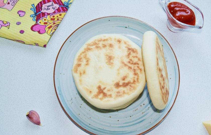 1. Этап. Хычины на кефире: Вот такие хычины на кефире получились. Они хороши как теплыми, так и холодными. Приятного аппетита!