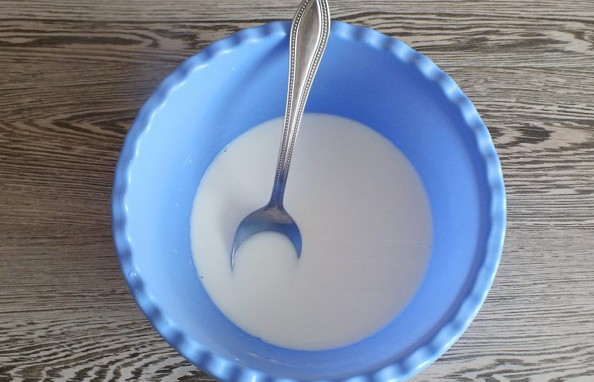 1. Этап. Булочки повышенной калорийности по ГОСТу: В чаше смешайте тёплое молоко, воду и дрожжи.