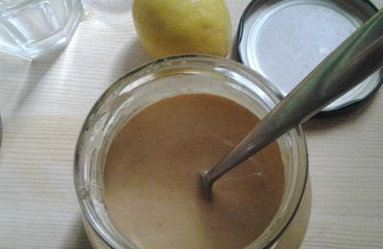 1. Этап. Горчица на рассоле из помидоров: 4. Рассол берем прямо из банки с помидорами, разогревать его не нужно. Заливаем им горчичный порошок. Все тщательно перемешиваем. Чтобы не образовались комочки, лучше вводить рассол и постоянно помешивать.