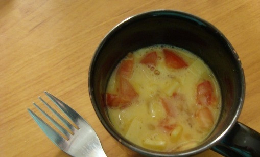 1. Этап. Завтрак в чашке: Далее добавьте в неё сыр, помидоры, измельчённый чеснок. А также петрушку, соль и перец.