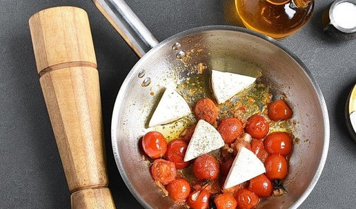 1. Этап. Паста с жареными помидорами: 4. Добавьте сыр в сковороду и выключите огонь.