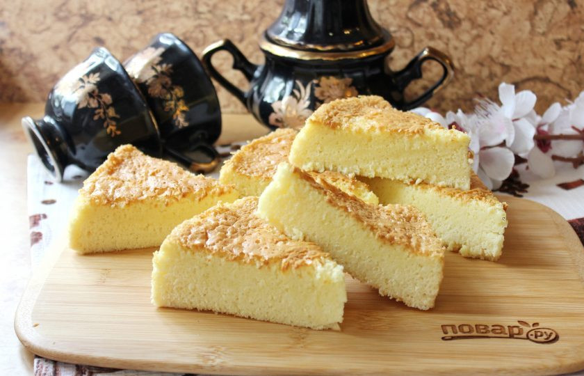 1. Этап. Японский заварной бисквит: Готовый бисквит достаньте из формы, охладите и нарежьте. Можно подавать к столу.