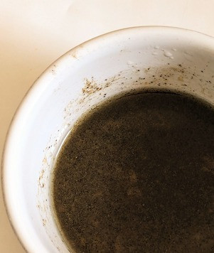 1. Этап. Салат из кольраби и яблока: Сделать заправку, смешав бальзамический уксус, горчицу, лимонный сок и растительное масло, не забыть посолить и поперчить. За счёт бальзамического уксуса и перца заправка получается тёмной.