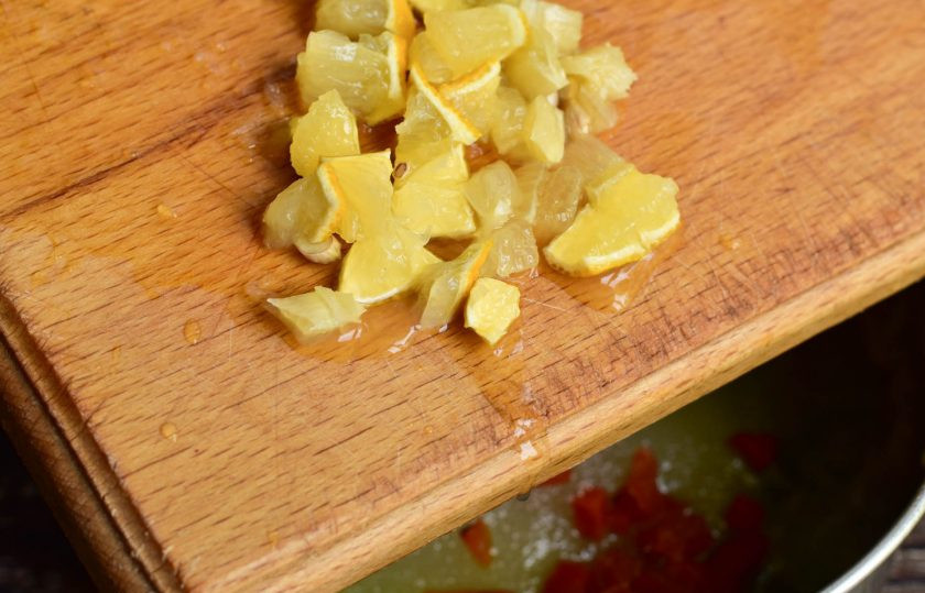 1. Этап. Джем из кабачков с лимоном и курагой: Нарежьте лимон и добавьте к массе.