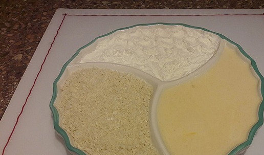 1. Этап. Котлеты по-киевски к Рождеству: Снимаем пленку. Панируем : сначала 