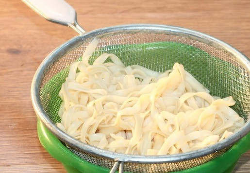 1. Этап. Поджарка с подливкой и лапшой: 10. Свиная поджарка с подливой готова. Идеальный гарнир для поджарки — рис или макароны, которые пропитываются подливкой и получаются очень вкусными. Я приготовила яичную лапшу согласно инструкции.