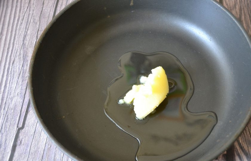 1. Этап. Суп из сыроежек: Пока варится бульон, займитесь зажаркой. Для этого влейте в сковороду растительное масло и добавьте сливочное.
