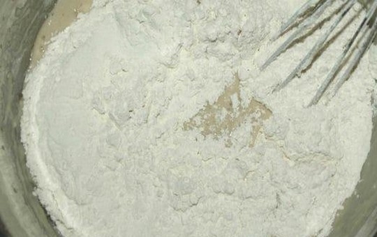 1. Этап. Вишневый пирог с кленовым сиропом: Смешайте сухие ингредиенты с яичной смесью.