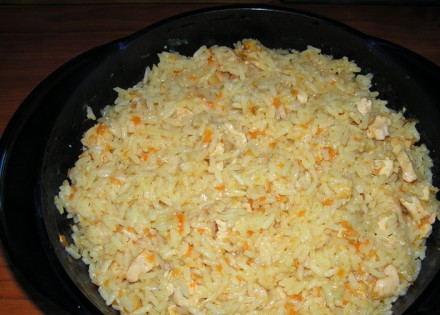 1. Этап. Плов с курицей в микроволновке: 4. Проверяем, все ли хорошо. Если рис еще не готов - добавим еще воды, специй, и готовим еще 10 минут. Затем перемешаем - и можно подавать!