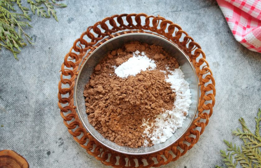 1. Этап. Брауни Джейми Оливера: Смешайте муку, какао, сахарную пудру и разрыхлитель.