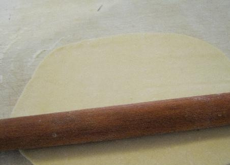 1. Этап. Выпечка из теста фило: 5. По истечении времени доставайте по одному шарику из холодильника и раскатывайте лепешки приблизительно 25 см в диаметре при помощи скалки.