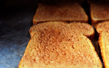 1. Этап. Вкусные гренки из белого хлеба: Отправляем противень с гренками в разогретую до 180 градусов духовку на 10 минут. Но следите, чтобы гренки не сгорели.