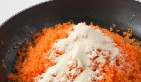 1. Этап. Морковные котлеты постные: Затем всыпаем манку и хорошо перемешиваем.