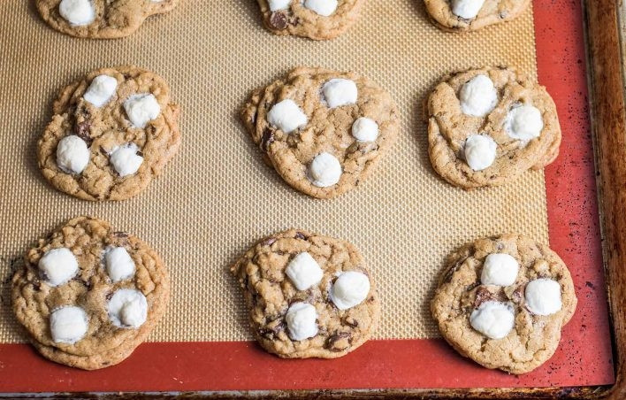 1. Этап. Песочное печенье с шоколадом и маршмеллоу: 13. После запекания оставьте печенье на 5-10 минут на противне для остывания.