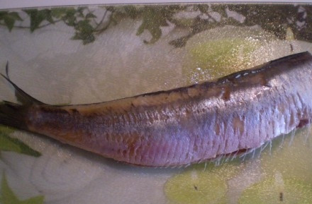 1. Этап. Селедка с луком: Теперь наступает очередь селедки: мы промываем ее под холодной водой, отрезаем голову и плавники, потрошим (икру пока можно отложить). Аккуратно снимаем кожицу и еще раз промываем рыбу под водой.