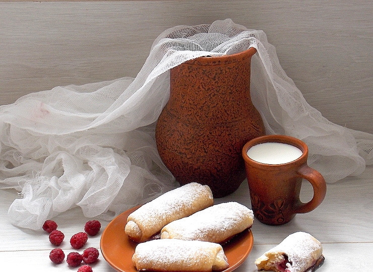 1. Этап. Хрустящие трубочки с малиной: Готовые трубочки выньте из духовки, остудите и посыпьте сахарной пудрой.