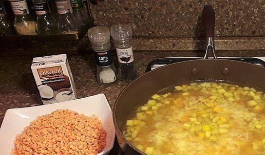 1. Этап. Чечевично-тыквенный суп с кабачком: Чечевицу промыть, замочить на 3 часа, промыть. Режем овощи на небольшие кусочки. Нарезаем лук, чеснок - припускаем с морковкой в кастрюле на масле ГХИ. Добавляем мелко порезанный кабачок и так же тыкву, помидоры - заливаем горячей водой. Варим. Проверяем по тыкве - она должна быть мягкой