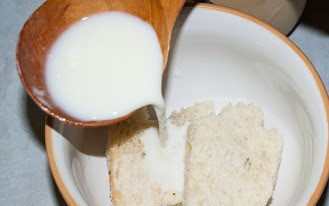 1. Этап. Фарш из телятины: Фарш готов! А чтобы приготовить котлетки, замочите хлеб (мякиш) в молоке.