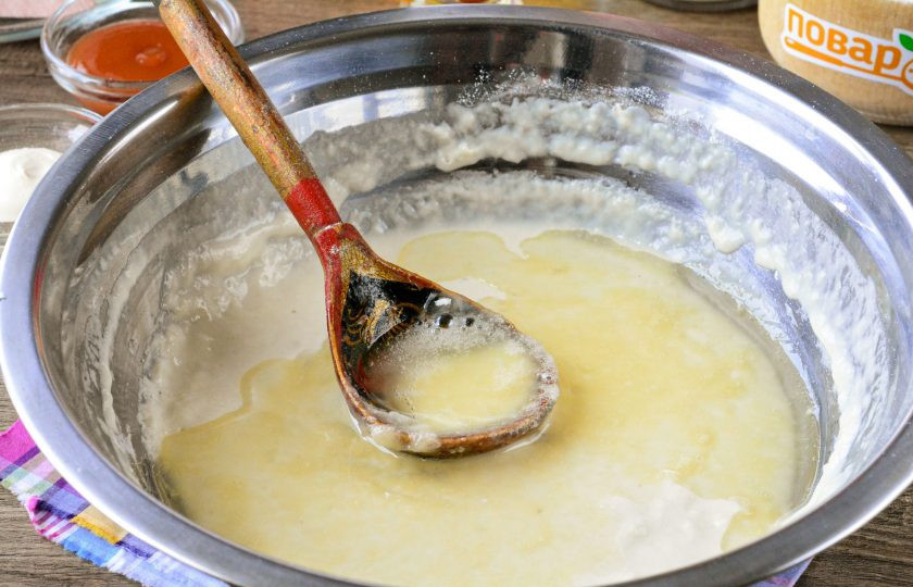 1. Этап. Пицца в чебуреке: Влейте в тесто 50 грамм горячего, кипящего растительного масла, заварите мучную смесь.