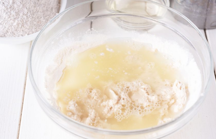 1. Этап. Ржаной хлеб на сыворотке: Залейте молочную сыворотку.