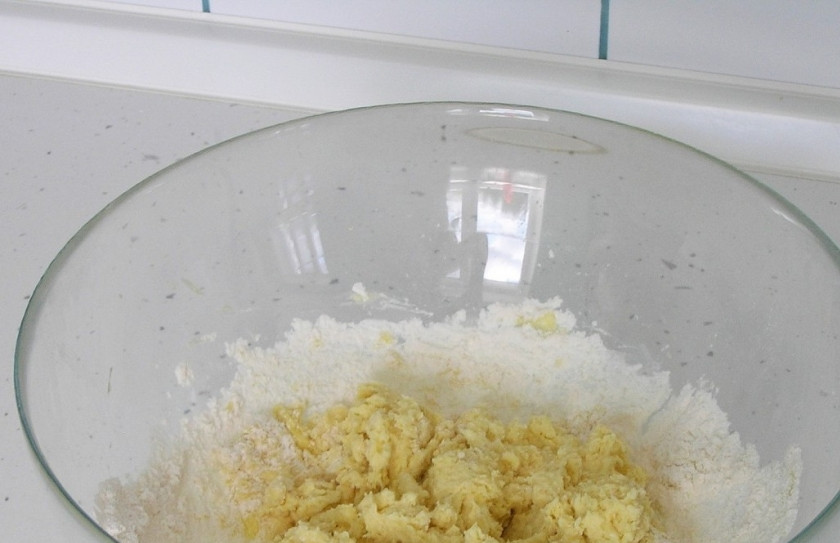 1. Этап. Творожное печенье для детей: Просейте муку в творожную смесь. Замешайте тесто, добавляя муки, если необходимо. Тесто должно получиться эластичным и не прилипать к рукам.