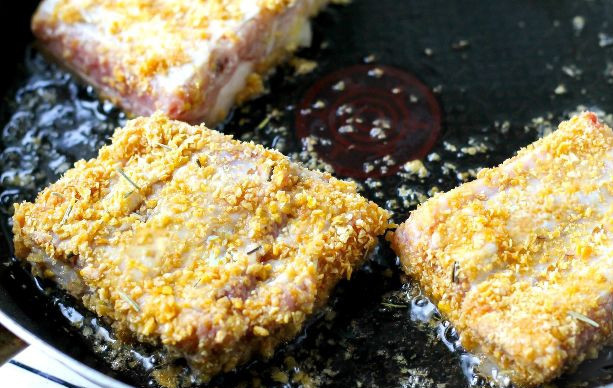 1. Этап. Свиные ребрышки в кукурузных хлопьях: Отправляйте жарится ребрышки в разогретой сковородке. Обжарьте мясо до румяности, по 2-3 минуты с каждой стороны.
