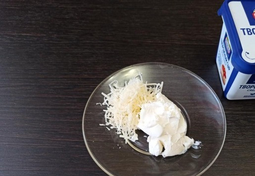 1. Этап. Фруктовый салат с творожным сыром: Смешать творожный сыр Hochland и натертый на мелкой терке пармезан. Из этой массы я буду делать кнели для салата.