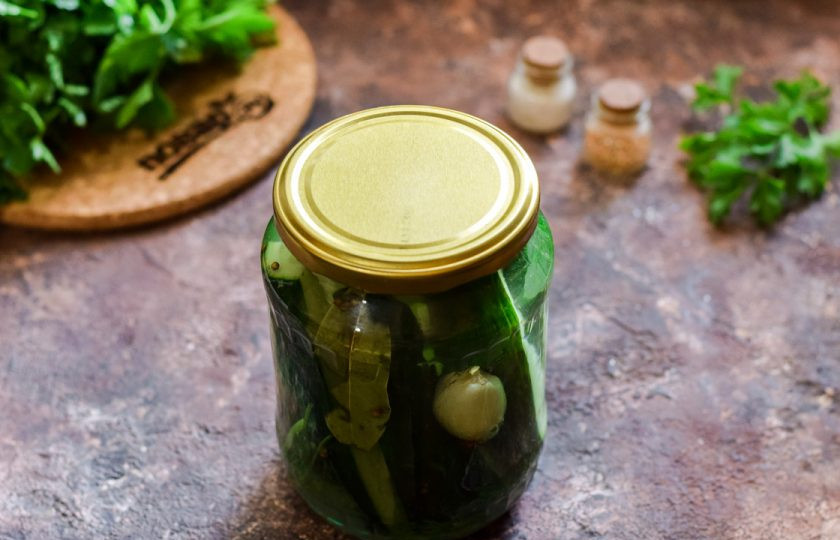 1. Этап. Ленивые огурцы на зиму: Герметично закатайте огурцы и поставьте дном вверх, укутайте и оставьте на сутки в покое.