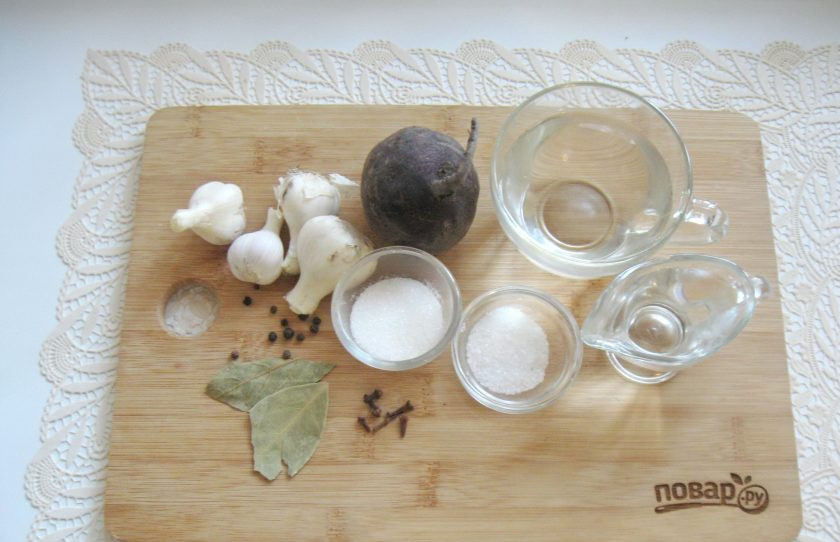 1. Этап. Маринованный чеснок со свеклой: Подготовьте ингредиенты для приготовления чеснока со свеклой.